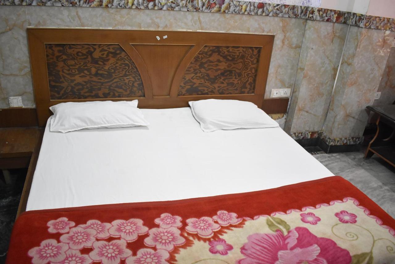 Hotel Shri Hari Palace By Wb Inn Vrindavan Exterior photo