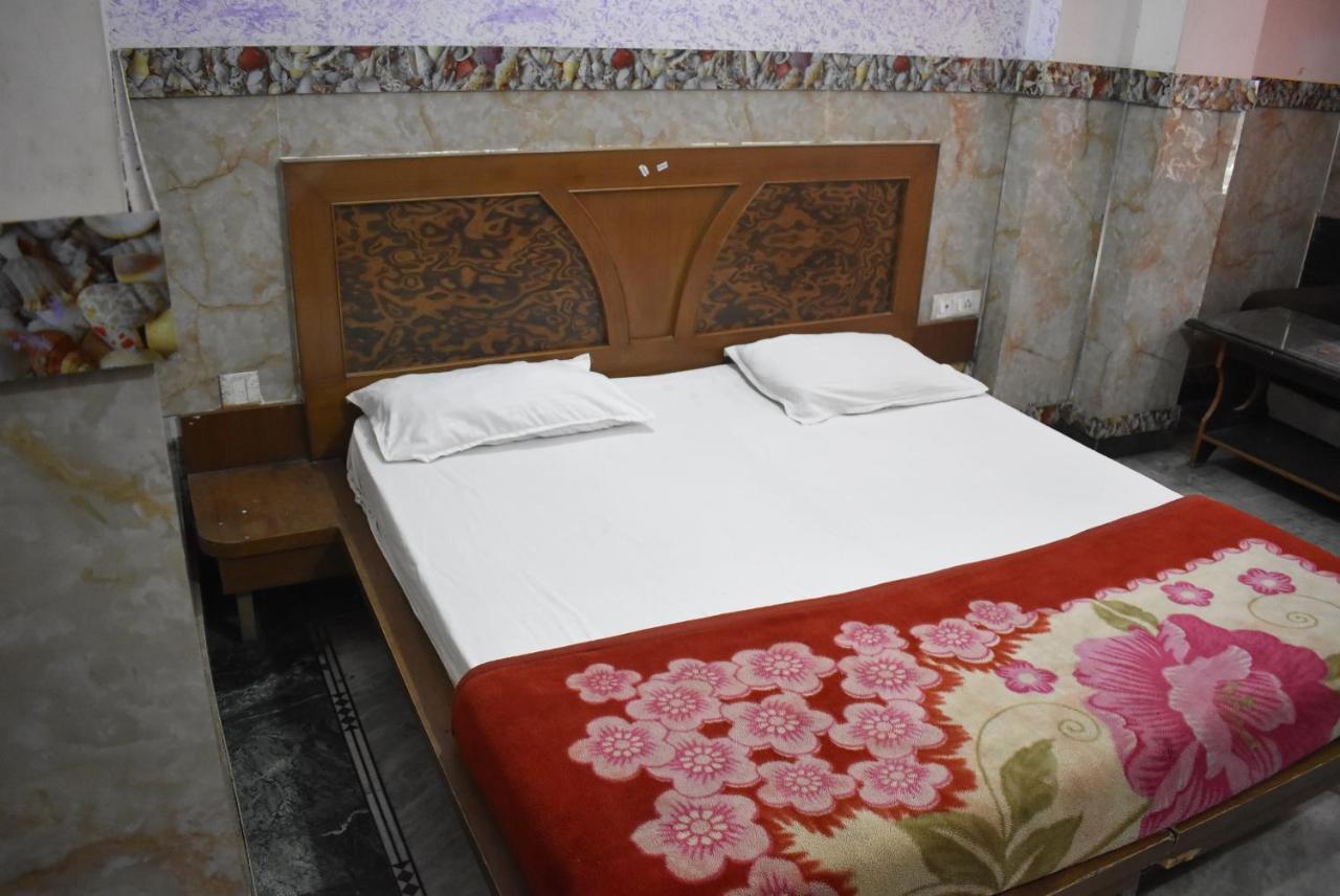 Hotel Shri Hari Palace By Wb Inn Vrindavan Exterior photo