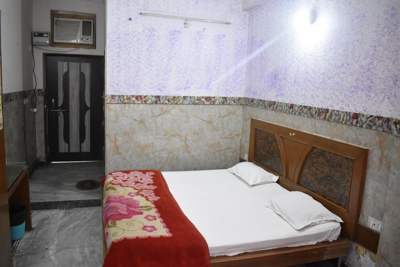 Hotel Shri Hari Palace By Wb Inn Vrindavan Exterior photo