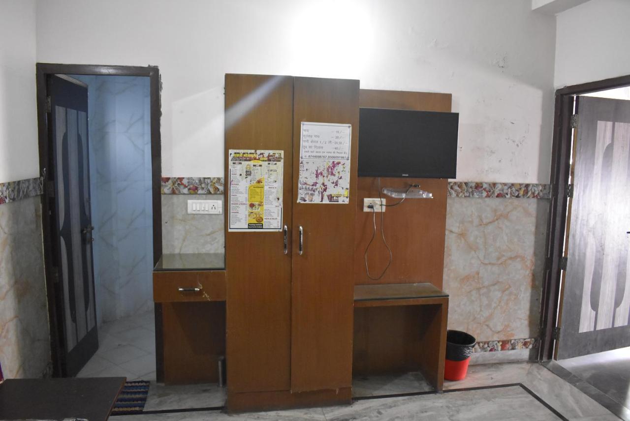 Hotel Shri Hari Palace By Wb Inn Vrindavan Exterior photo